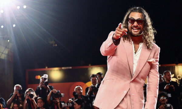 Ο Jason Momoa προκάλεσε αίσθηση στη Βενετία με ροζ κοστούμι, σανδάλια και νύχια!