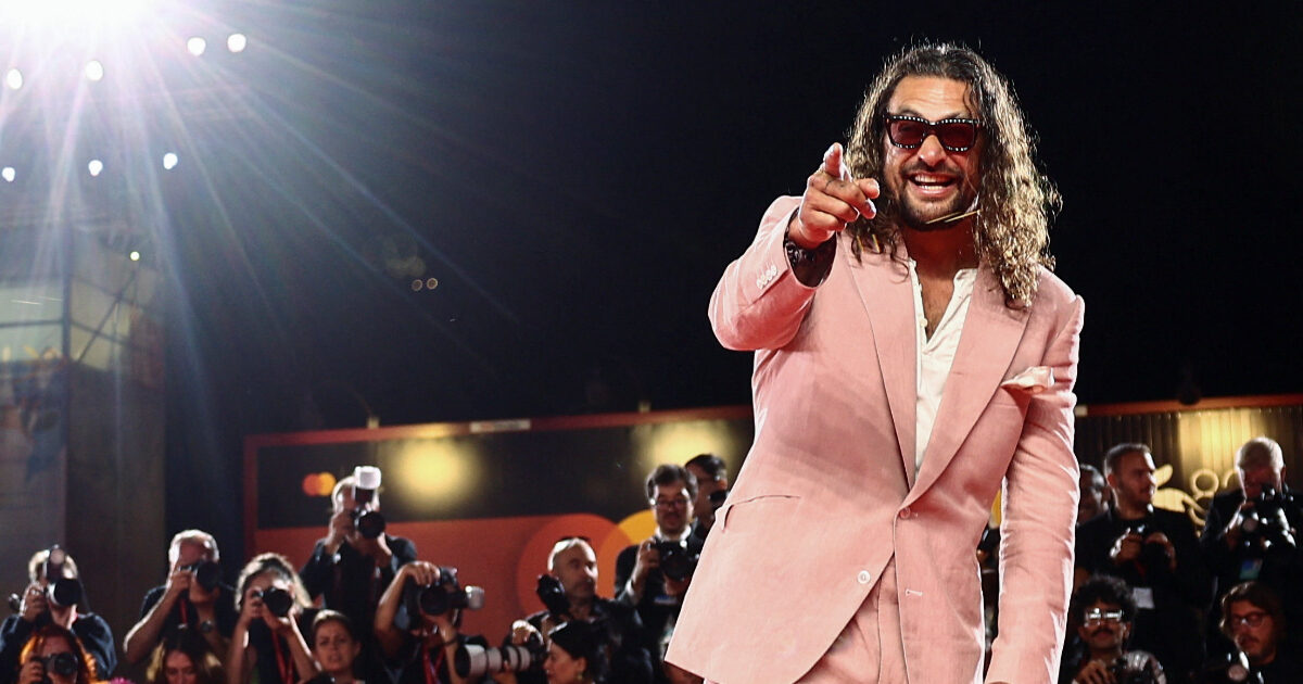 Ο Jason Momoa προκάλεσε αίσθηση στη Βενετία με ροζ κοστούμι, σανδάλια και νύχια!