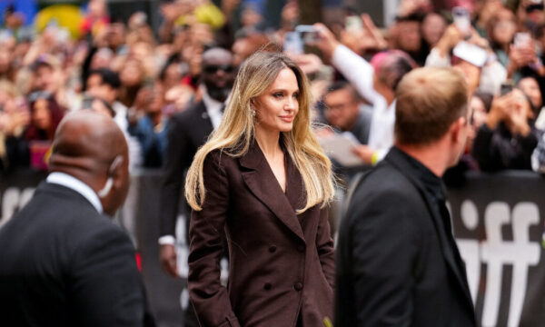 Angelina Jolie: Αγνοεί το dress code στο κόκκινο χαλί και προκαλεί αίσθηση