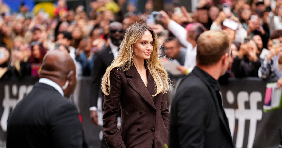 Angelina Jolie: Αγνοεί το dress code στο κόκκινο χαλί και προκαλεί αίσθηση