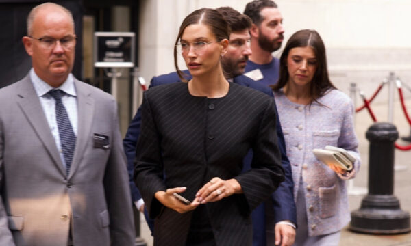 Office style: Η Hailey Bieber στο Χρηματιστήριο της Νέας Υόρκης δίνει μαθήματα μόδας