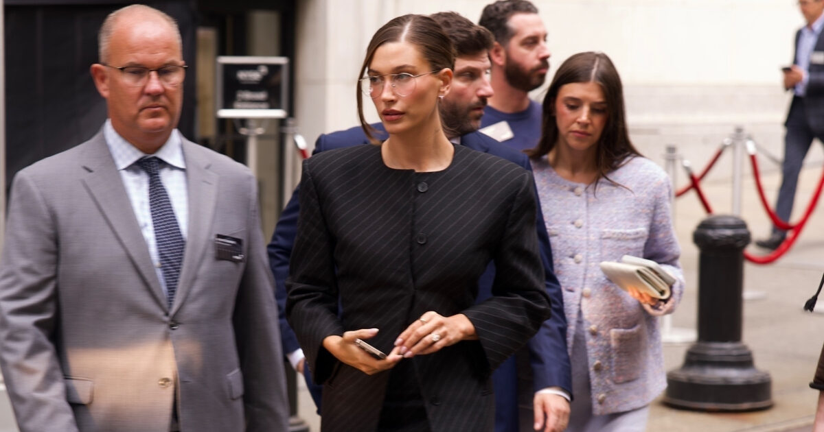 Office style: Η Hailey Bieber στο Χρηματιστήριο της Νέας Υόρκης δίνει μαθήματα μόδας