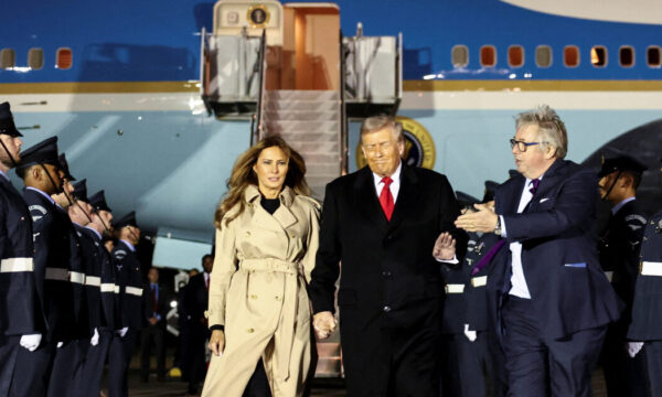 Melania Trump: Εντυπωσιακή είσοδος στην Αγγλία με τέλειο brit style