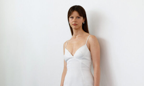 Dior: Η Mia Goth αναδεικνύεται νέα μούσα του οίκου λίγο πριν το ντεμπούτο του Jonathan Anderson στο Παρίσι