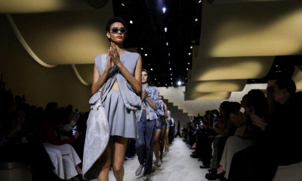 Emporio Armani: Η πρώτη επίδειξη μόδας μετά την απώλεια του Giorgio Armani ήταν φορτισμένη συγκίνηση