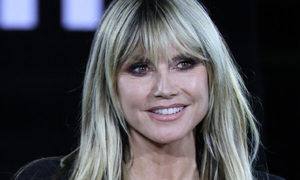 Χάιντι Κλουμ: Τα μυστικά για το φυσικό beauty look της από το Le Défilé 2025 της L’Oréal Paris