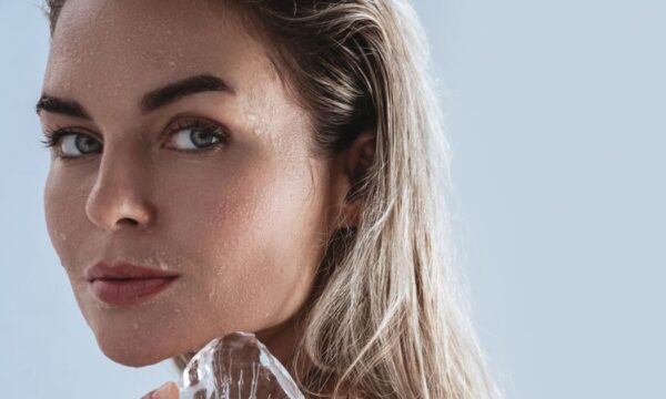 Ice Water Facial: Μπορεί αυτή η μέθοδος να ωφελήσει την επιδερμίδα;