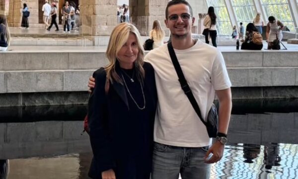 Μαρέβα Γκραμπόφσκι Μητσοτάκη: Το απόλυτο μαύρο σύνολο με sneakers που θα λατρέψεις να αντιγράψεις