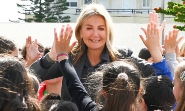 Το λευκό κοστούμι: Από τη Μαρέβα Μητσοτάκη έως τις γυναίκες-σύμβολα που το άφησαν στην Ιστορία