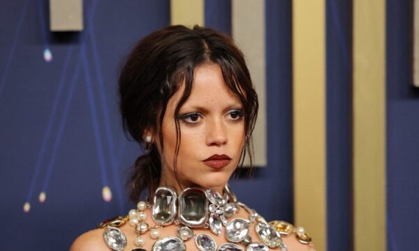 Jenna Ortega: Η διχρωμία στο μακιγιάζ της είναι πραγματικά εντυπωσιακή και αναβαθμίζει το goth look