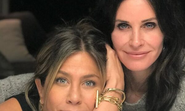 Η Jennifer Aniston ανέδειξε το ταλέντο της στο hairstyling στα μαλλιά της Courteney Cox!