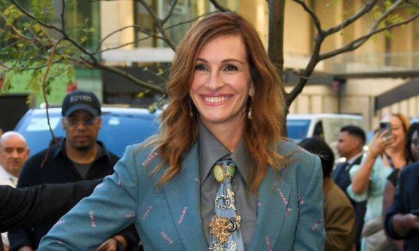 Julia Roberts: Με στυλάτο beauty look και μανικιούρ που συνδυάστηκε με το Vivienne Westwood κοστούμι της