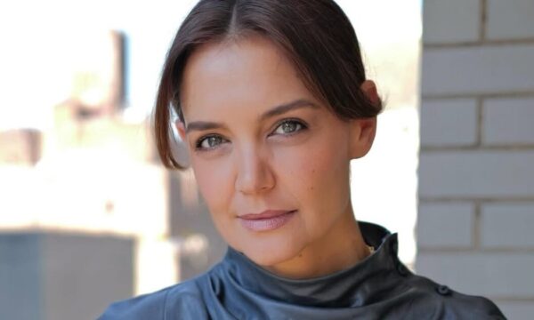 Katie Holmes: Η νέα απόχρωση στα μαλλιά της συμπληρώνει το minimal beauty look της