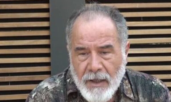 Θοδωρής Κατσαφάδος: «Με σοκάρει που συνάδελφοι κρατούν το κινητό πριν ανέβουν στη σκηνή, είναι μαχαιριά στην καρδιά μου»