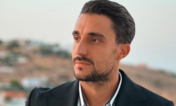 Σάκης Κατσούλης: Η καινοτόμος θεραπεία μετά τη διάγνωση αιφνίδιας βαρηκοΐας – Η εικόνα από τον θάλαμο υπερβαρικού οξυγόνου