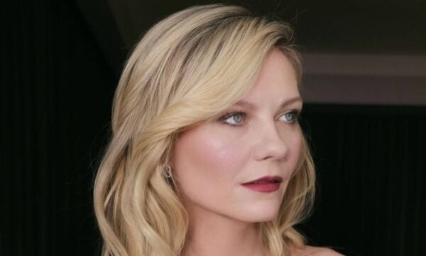 Kirsten Dunst: Αγκαλιάζει το red wine makeup trend με μια soft glam προσέγγιση