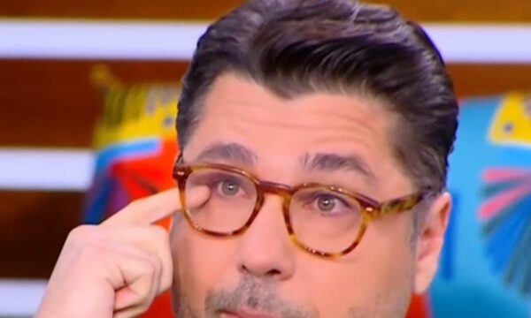 Λάμπρος Κωνσταντάρας: «Η μητέρα μου με ενημέρωσε τηλεφωνικά για τον θάνατο του πατέρα μου» – Συγκινητικές στιγμές on air