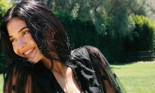 Kylie Jenner: Η bubblegum απόχρωση στα stiletto νύχια της ταιριάζει απόλυτα με το vinyl Barbie look της