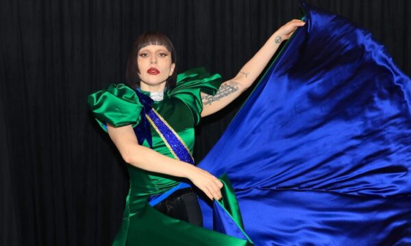 Η Lady Gaga κατακτά τη σειρά «Wednesday» με goth εμφάνιση και εντυπωσιακή απόχρωση στα χείλη