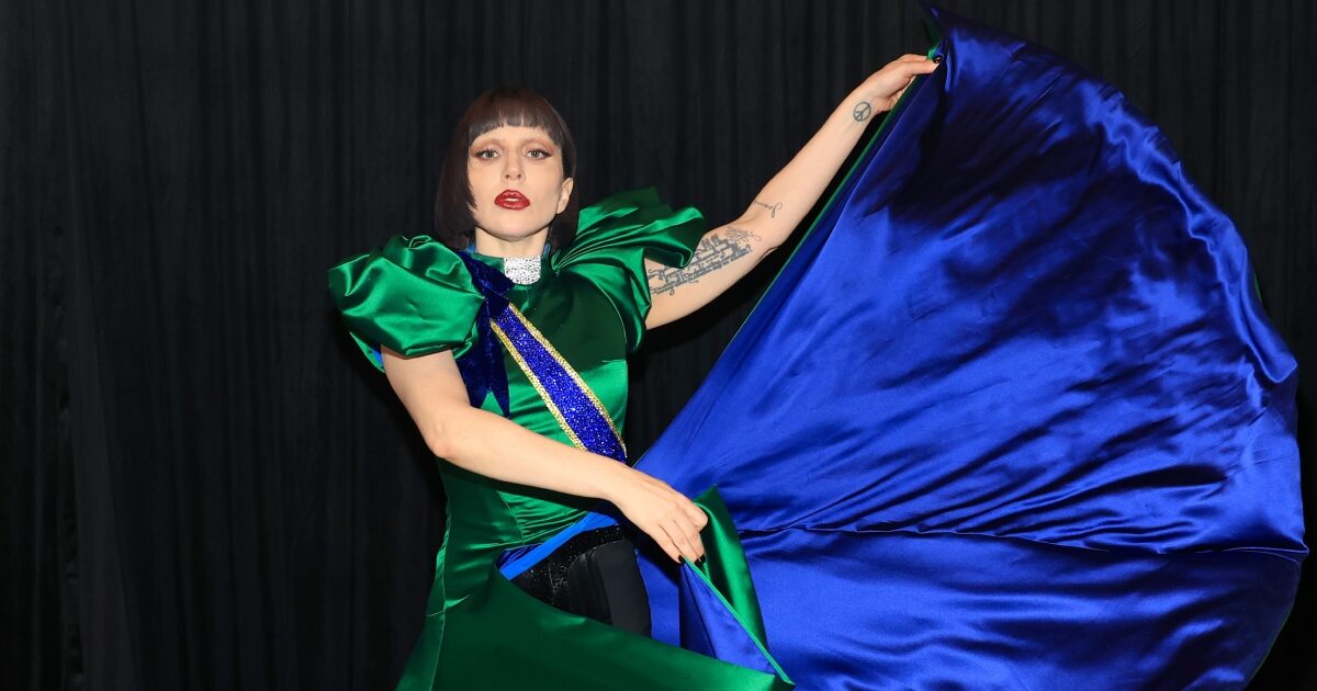 Η Lady Gaga κατακτά τη σειρά «Wednesday» με goth εμφάνιση και εντυπωσιακή απόχρωση στα χείλη