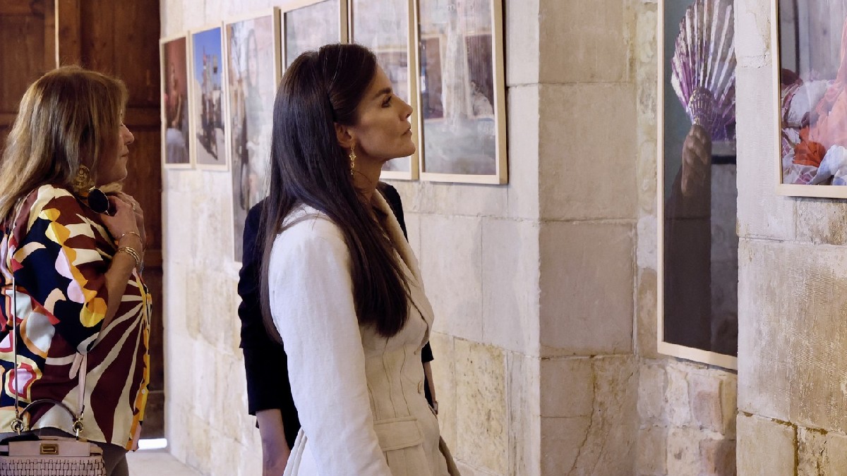 Η βασίλισσα Λετίσια υιοθετεί τη γαλλική φινέτσα με κλασικά Mary Janes