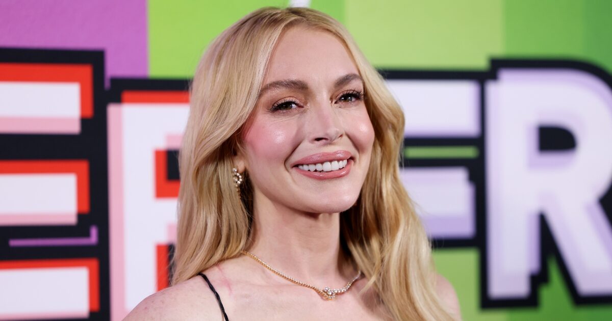 Το μακιγιάζ της Lindsay Lohan είναι ζεστό glam και θυμίζει αποχρώσεις φθινοπωρινών φύλλων