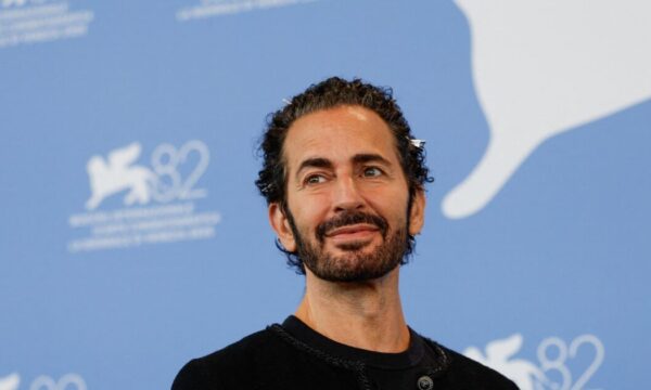 Marc Jacobs: Στο Φεστιβάλ Βενετίας με φιόγκο στα μαλλιά και navy blue νύχια με κρυστάλλους