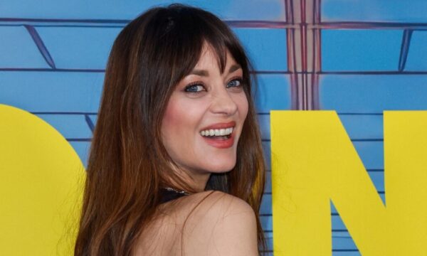 Η Marion Cotillard με το φρέσκο της hair look θυμίζει έντονα τη Dakota Johnson
