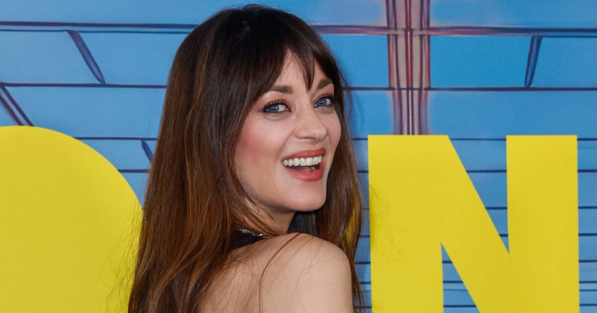 Η Marion Cotillard με το φρέσκο της hair look θυμίζει έντονα τη Dakota Johnson