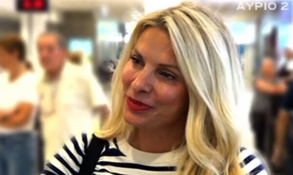 Ελένη Μενεγάκη: «Δεν είμαι πια συνηθισμένη σε αυτό» – Η στιγμή που κλείνει το τηλέφωνο στον Μάκη Παντζόπουλο για να μιλήσει στους δημοσιογράφους