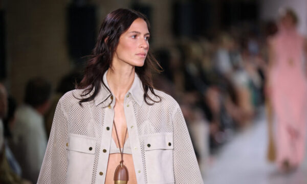 Michael Kors SS26: Το ηλιοκαμένο μακιγιάζ και τα χαλαρά μαλλιά στο προσκήνιο