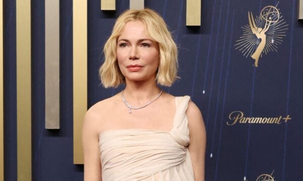 Michelle Williams: Με κυματιστό micro bob και απαλό ροζ μακιγιάζ στα Emmy Awards 2025