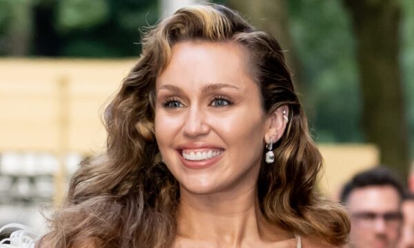 Η Miley Cyrus στο νέο της clip με το πιο μυστηριώδες και ρομαντικό μακιγιάζ