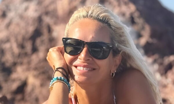 Μαρία Μπεκατώρου: Σύντομη εξόρμηση στη Σάμο πριν την τηλεοπτική της επανεμφάνιση – Φωτογραφίες
