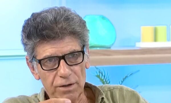 Γιάννης Μπέζος: «Παρατηρώ τύπους με αλογοουρές και σκουλαρίκια, είναι όμορφο να συμβαδίζεις με την ηλικία σου»