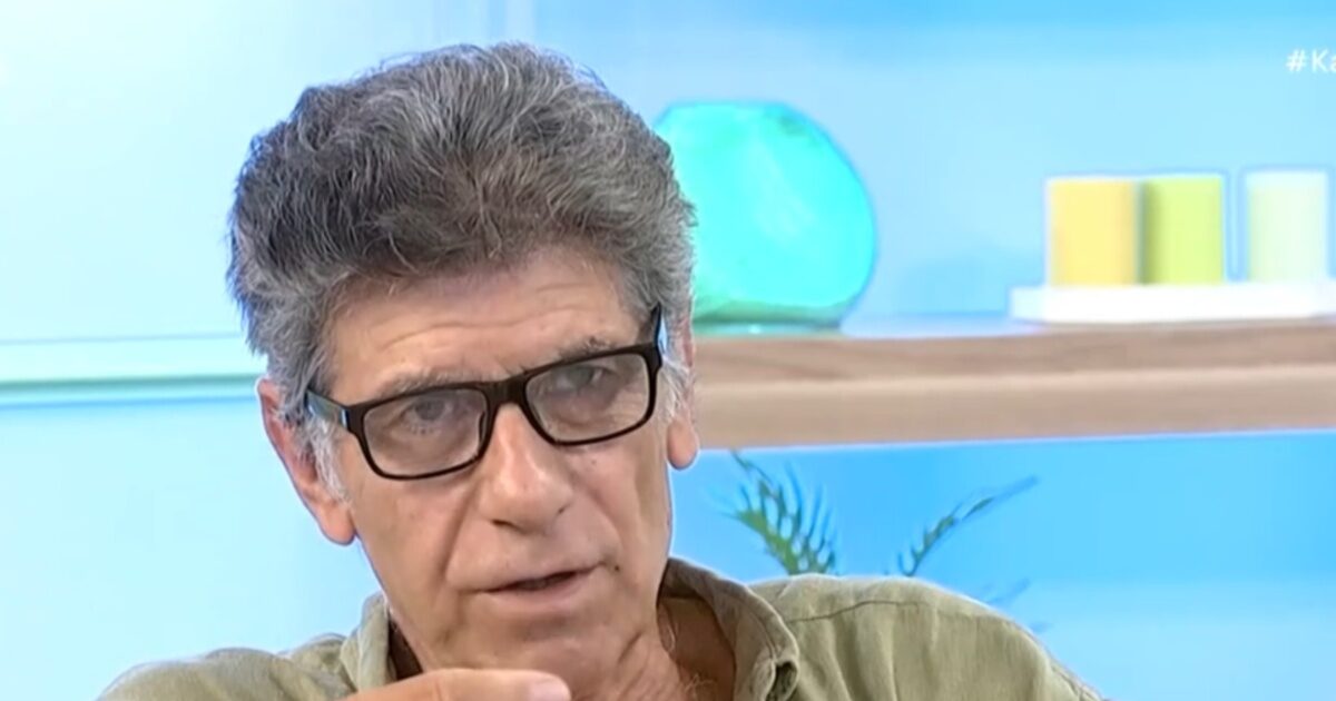 Γιάννης Μπέζος: «Παρατηρώ τύπους με αλογοουρές και σκουλαρίκια, είναι όμορφο να συμβαδίζεις με την ηλικία σου»