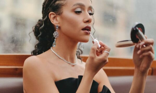 Nathalie Emmanuel: Υιοθέτησε ένα από τα πιο δημοφιλή φθινοπωρινά makeup trends
