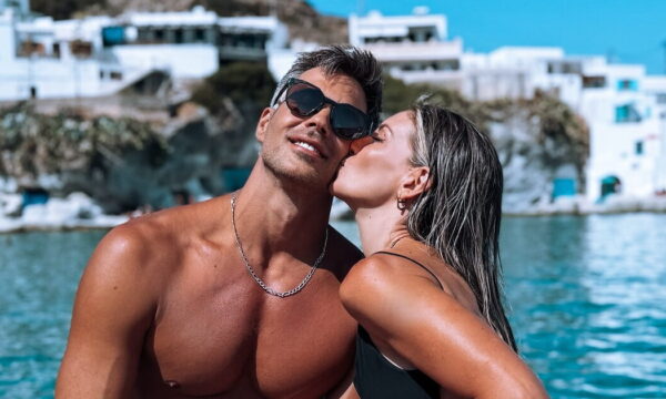 Η Αθηνά Οικονομάκου και ο Μπρούνο Τσερέλα σε ειδυλλιακή εξόρμηση στους Παξούς – Παρέα και τα παιδιά της ηθοποιού