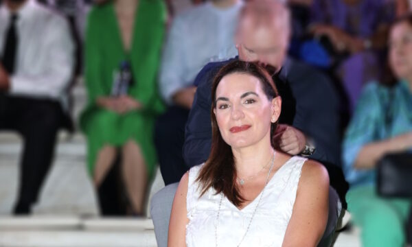 Όλγα Κεφαλογιάννη: Με εξαιρετικά κομψή εμφάνιση και εσπαντρίγιες στο Ηρώδειο