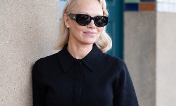 Pamela Anderson: Αποχωρίζεται το διάσημο ξανθό λουκ και αξίζει να τη δεις