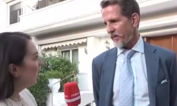 Παύλος Ντε Γκρες: Η εξήγηση για την τροποποίηση του επωνύμου του, η αναφορά στον γιο του και η καθημερινότητα στην Αθήνα