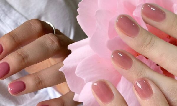 Pink mocha nails: Το χαρούμενο ροζ συνδυάζεται με τη θαλπωρή του καφέ για το απόλυτο φθινοπωρινό μανικιούρ