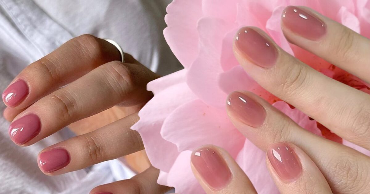 Pink mocha nails: Το χαρούμενο ροζ συνδυάζεται με τη θαλπωρή του καφέ για το απόλυτο φθινοπωρινό μανικιούρ