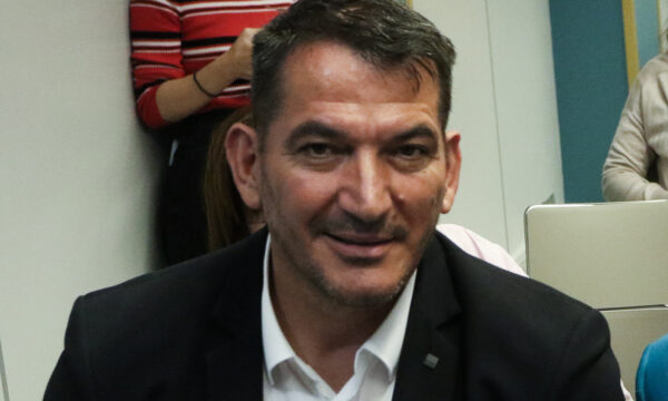 Ο Πύρρος Δήμας σε ριάλιτι πούλησε την ολυμπιακή δάδα για 10.200 ευρώ – Έντονη αντίδραση από την Ολυμπιακή Επιτροπή