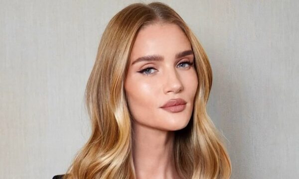 Η caramel blonde απόχρωση της Rosie Huntington-Whiteley είναι το χρώμα που θα αγαπήσεις φέτος