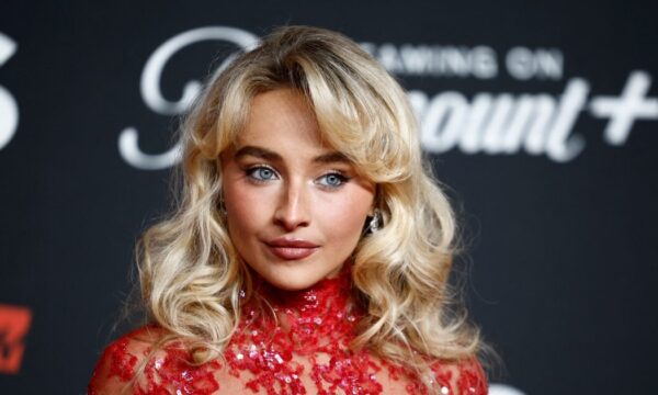 Sabrina Carpenter: Στα MTV VMAs υιοθέτησε το πιο εντυπωσιακό 80’s μακιγιάζ που πρέπει να δοκιμάσεις
