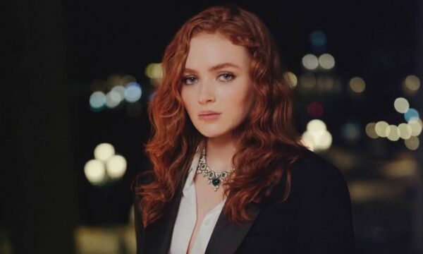 Sadie Sink: Με φυσικές μπούκλες και εντυπωσιακό μακιγιάζ στο event του οίκου Armani Beauty