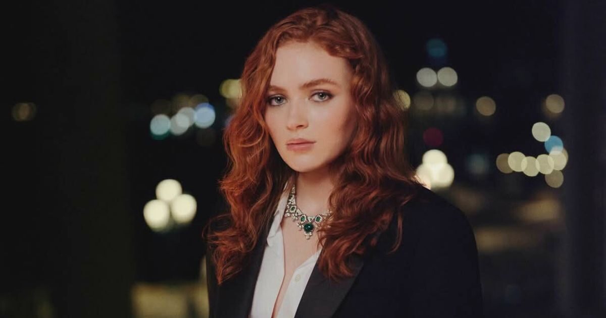 Sadie Sink: Με φυσικές μπούκλες και εντυπωσιακό μακιγιάζ στο event του οίκου Armani Beauty