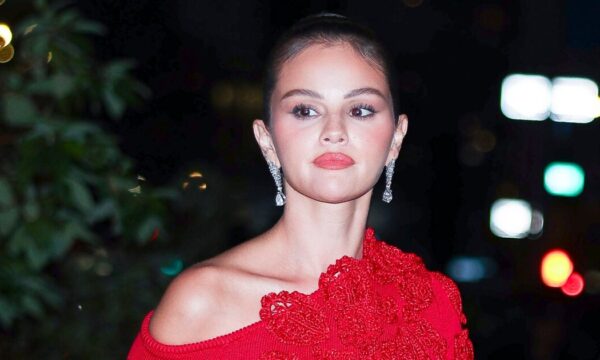 Η Selena Gomez ποζάρει με εντυπωσιακό lip και nail look που θα σε καταπλήξει