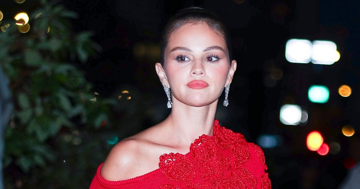Η Selena Gomez ποζάρει με εντυπωσιακό lip και nail look που θα σε καταπλήξει
